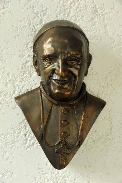 Busto de bronze do Papa Francisco, elaborado para a visita do Papa em Aparecida, Brasil em 2013